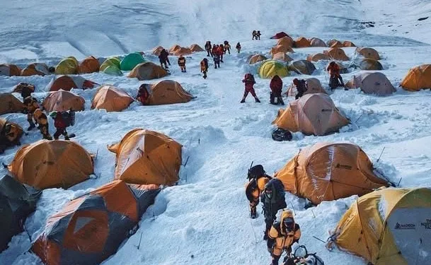 Hundreds Trapped on Mount Everest