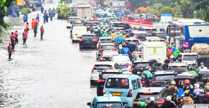 Jakarta Paralyzed by Floods: Government Orders Mass WFH and Remote Schooling